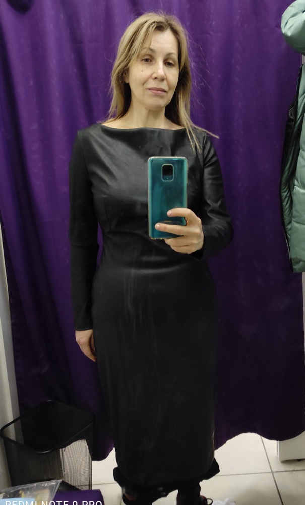 Очень ждала это платье. На бодели оно выглядит дорого, роскошно. Платье пришло мятое, ничего, я отпарила бы. Но, почему то в области горловины некрасиво. Не село, что ли. Наверное, платье рассчитано на выдающуюся грудь! Возврат. Но, пышногрудым красоткам очень рекомендую. Тренд сезона все ж...