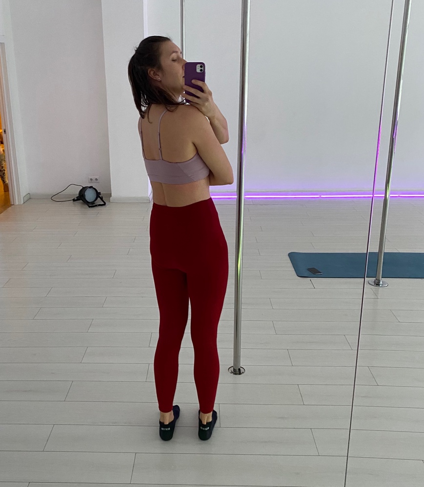 На ОБ 102 50 размер сел хорошо. Ничего не просвечивает и не висит. Отличная длина на рост 182. Очень мягкие и уютные леггинсы.