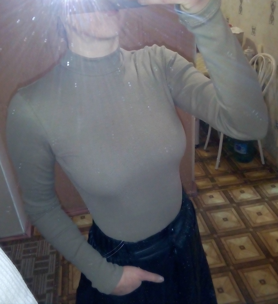 Узкая горловина. Еле голову продела) В остальном размер M подошел на мои 90-70-90 р.170. Ткань в рубчик, цвет скорее хаки, чем тот, что на картинке. Перезаказала в др. цвете.