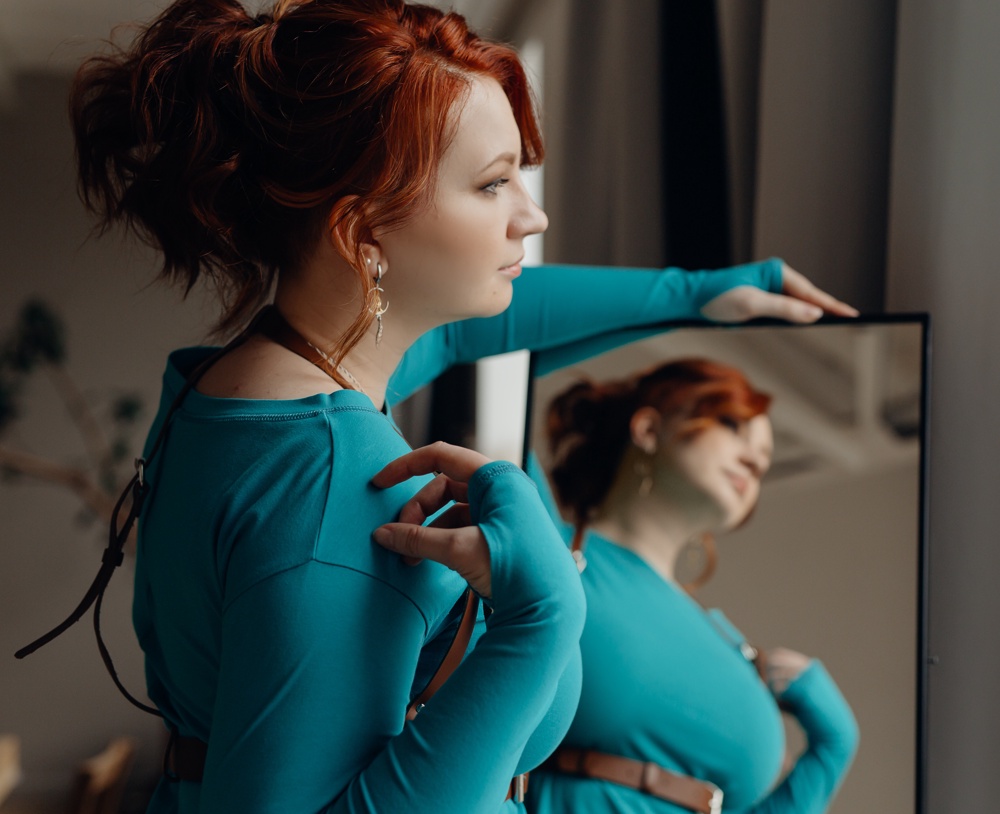 Классная штука!
Смотрится очень хорошо. Пришла в тканевом мешочке.
На одежде остаются небольшие кусочки, но в принципе - не критично