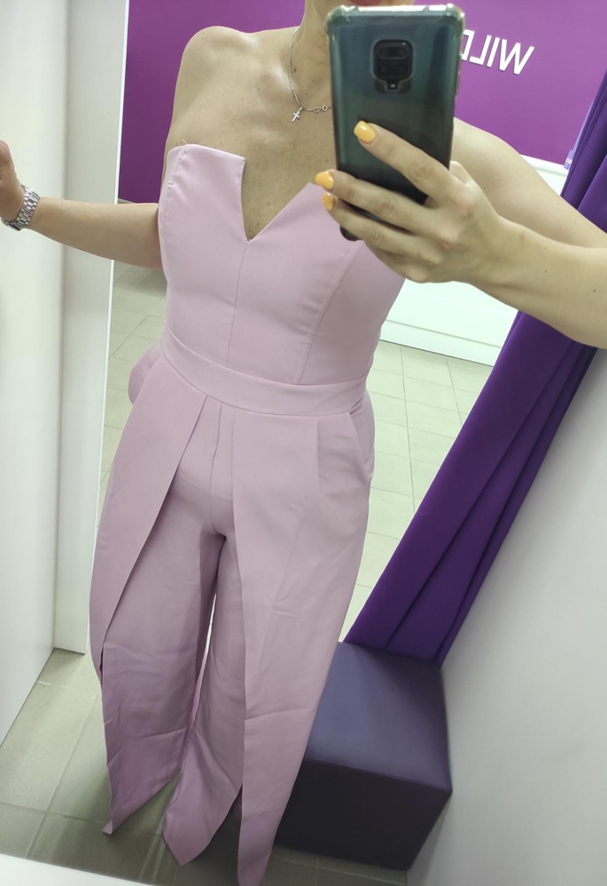 Комбинезон понравился. Соглашусь с предыдущими отзывами, что самостоятельно застегнуть молнию миссия невыполнимая )) поэтому на торжестве могут быть проблемы с походом в туалет. Корсет очень плотный, держит прекрасно (у меня 2,5-3) без дополнительных усилий. В районе подмышек не очень презентабельно смотрится, а при моем росте 176 корсет выше не поднимается. Длину под каблук убирать на мой рост не надо. Сзади на талии образуются небольшие складочки, но я думаю что так будет у всех, у кого есть прогиб в этом месте. На более плоской попе такого скорее всего не будет. Пока возврат, буду думать и худеть ))