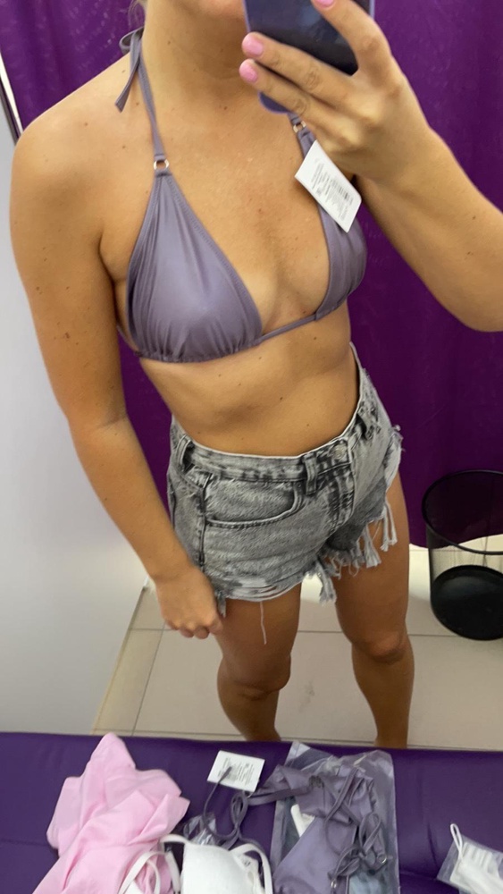 Заказала в двух расцветках, но второй даже примерять не стала. Купальник красивый, трусы только на идеальные бёдра, треугольничек очень маленький, ночью цена на этот купальник была 3400! Утром опять снизилась, реальная стоимость не дороже 2000. Выкупать не стала. 