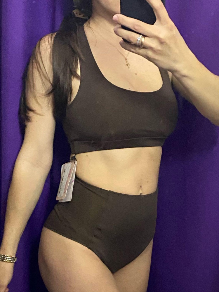 Взяла комплект, топ и плавки как купальник. Бифлекс плотный. Качество огонь. Цвет горький шоколад.