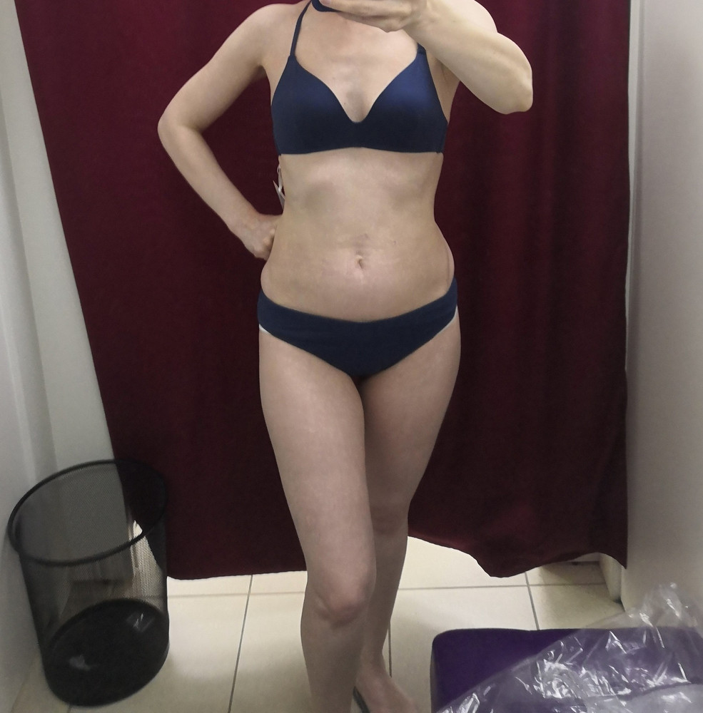 Замечательный купальник, удобный лиф, надо немного приноровится надевать, через голову, но никаких особенных сложностей с этим нет. Застежка пластиковая но не хлипкая, защелкивается и не расстегивается. Сохнет умеренно быстро, не мгновенно конечно, так как все таки он на поролоне но за ночь высыхал и рано утром можно топать на пляж.  Идёт в размер, немного болталась одна из лямок, сначала хотела ушить но не было времени этим заморачиваться и оставила как есть.