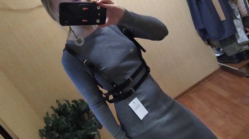 У меня размер 42, села хорошо. По качеству такое.. Обратная сторона ремней кое где плохо обработана и цепляется. На голую кожу вообще неприятно будет. В целом ремни тонкие, края местами ворсятся. За такую цену не очень.