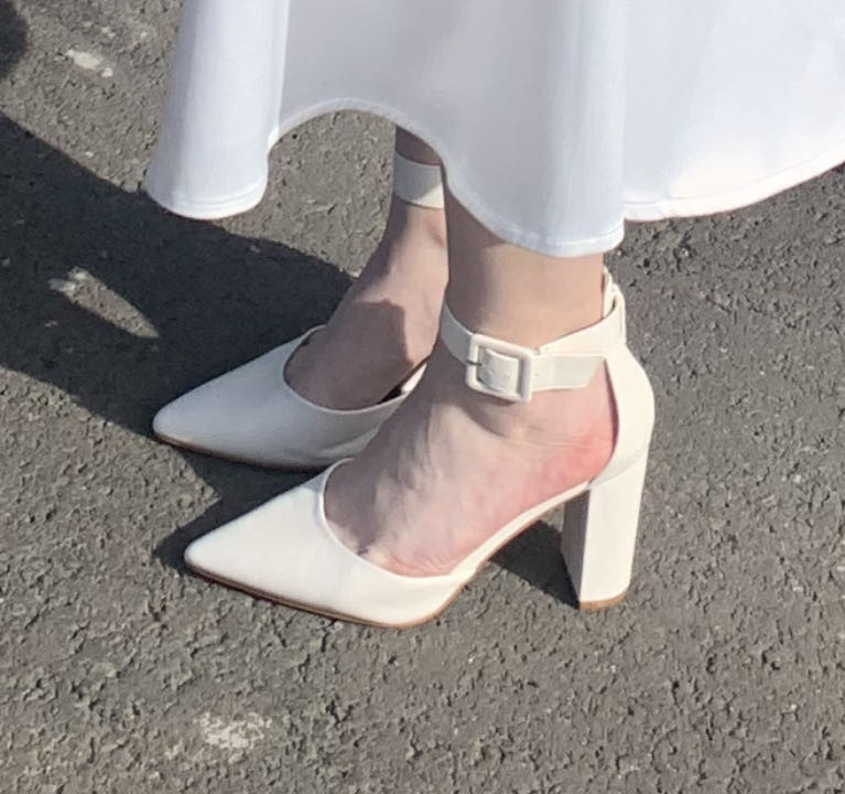 Туфли очень удобные и красивые, но, вероятно, из-за особенности стопы, 39 оказался велик, хотя по отзывам и не скажешь, что туфли большемерят. Времени не было перезаказывать и пришлось положить стельку, чтобы добавить размер. Стало лучше, но нога «уезжала»