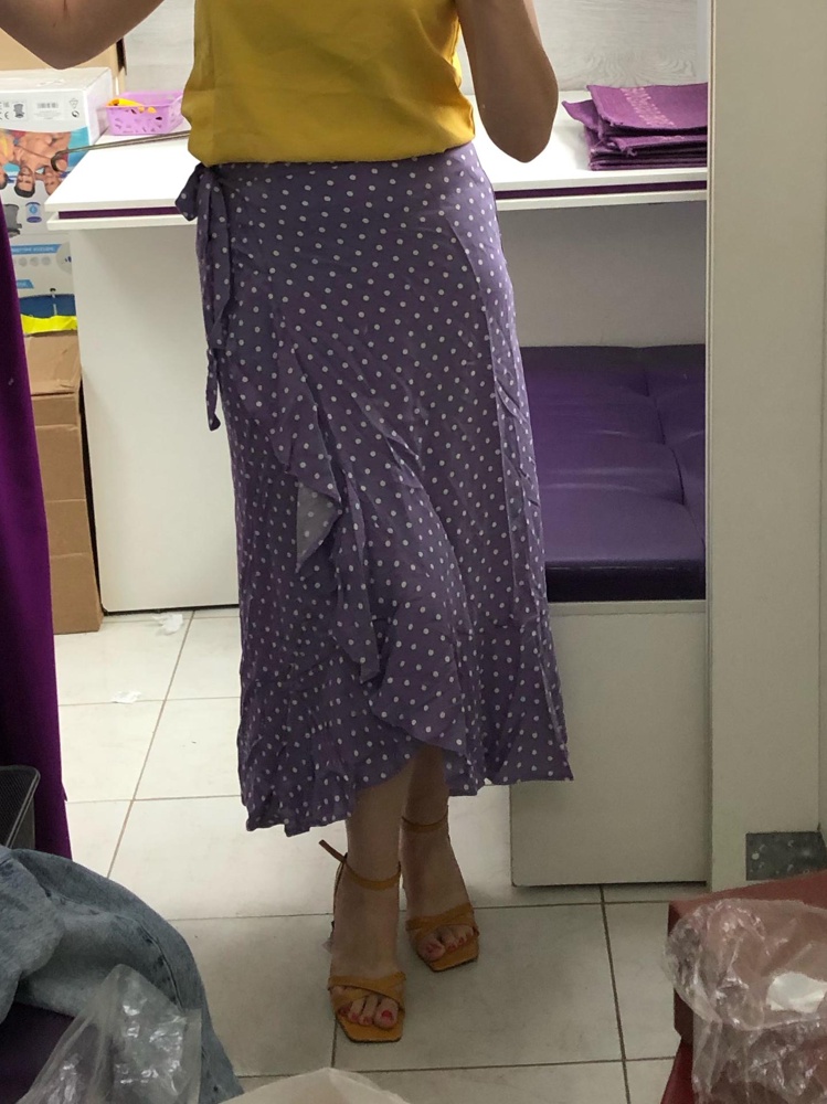 Ткань лёгкая, струящаяся, идёт в размер. Очень довольна покупкой 💜 мой рост 160 см