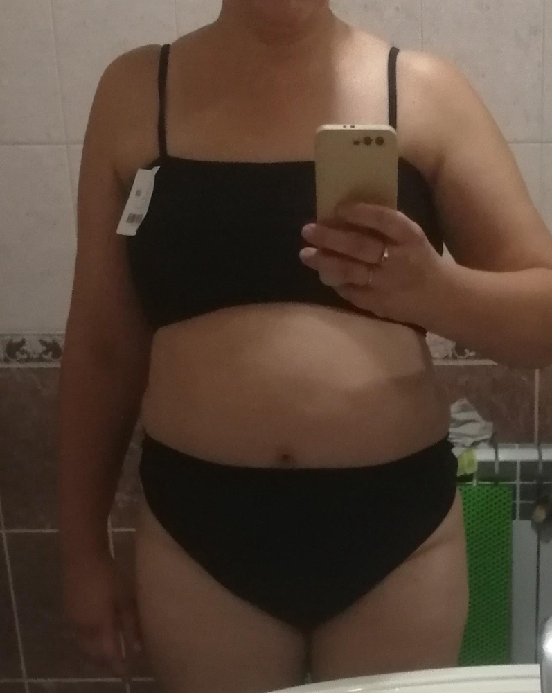 Девочки купальник классный, тянется, не светится, приятный к телу, топик правда двойной и пушап вшит, ну мне нормально, трусики высокие закрывает шов после КС(вертикальный ), мне нравится, а то слитные надоели уже, как в воде будет незнаю, ну думаю нормально. Размер соответствует на 48 брала L, самое то ни много, ни мало.