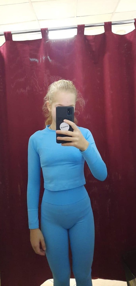 Рукава короткие, ворот торчит. Не наша модель.  Рост ребенка 154