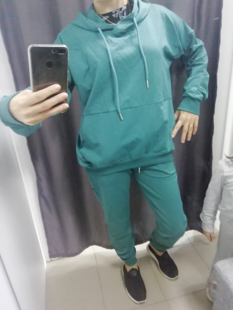 Или это оверсайз не соответствует размеру, очень большемерит. Ношу размер 42-44. Мой рост 155. Пошит на рост повыше. Заказала S.  Цвет соответствует. Ткань очень тоненький футер. На ощупь Как будто синтетики больше чем заявлено.
Доставка не долгая.