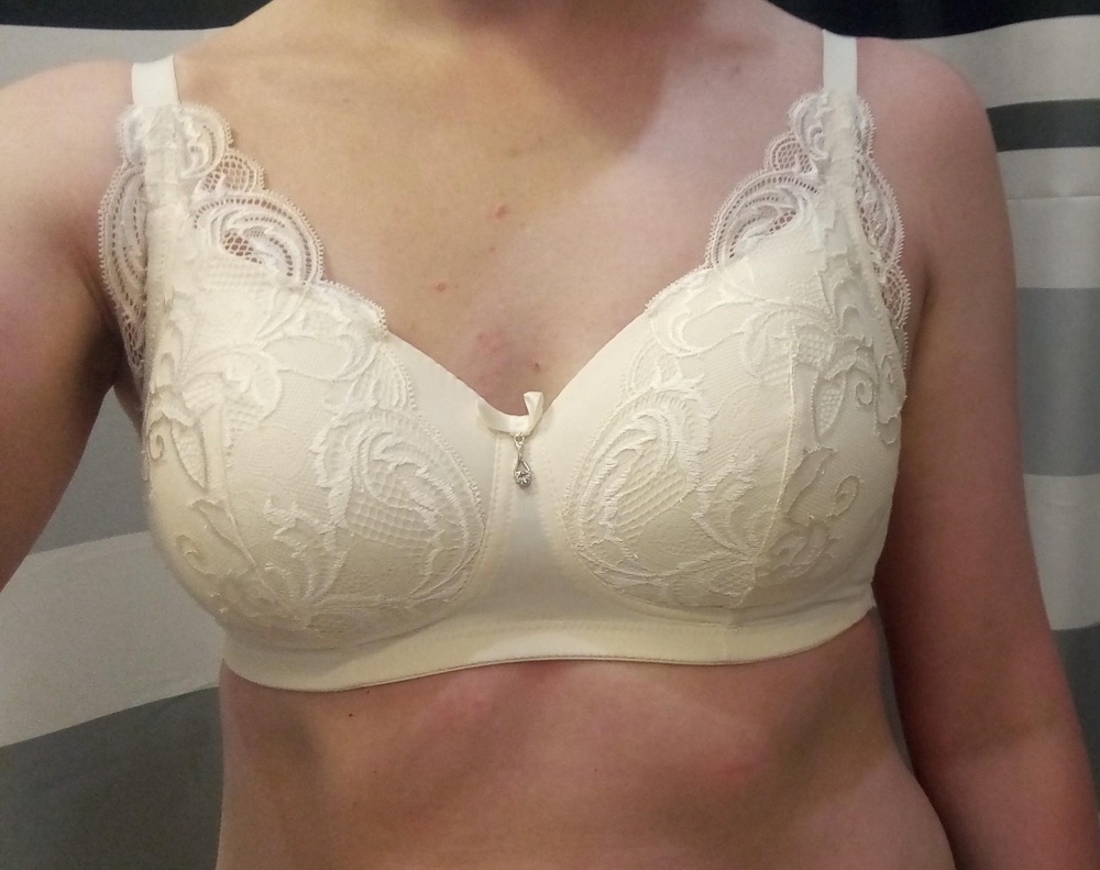 Очень красивый, нарядный бюстгальтер. Чашки как будто чуть меньше, чем у других моделей, но не критично. Кармашки хлопковые, бретели на рост 172 не короткие, но и без запаса. Пришёл хорошо упакованным в два пакета. Рекомендую.