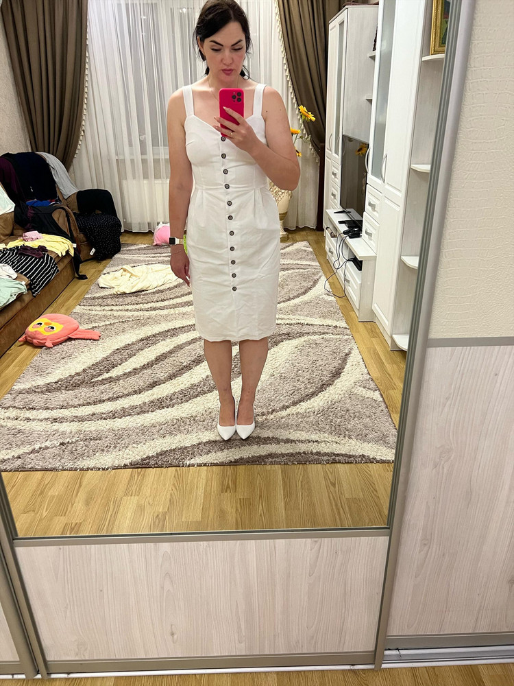 Сарафан супер, качество мне очень понравилось,  идёт в размер, но нужно под низ красивое Нижнее белье так как совсем немного он просвечивает.  Берите не пожалеете 🔥