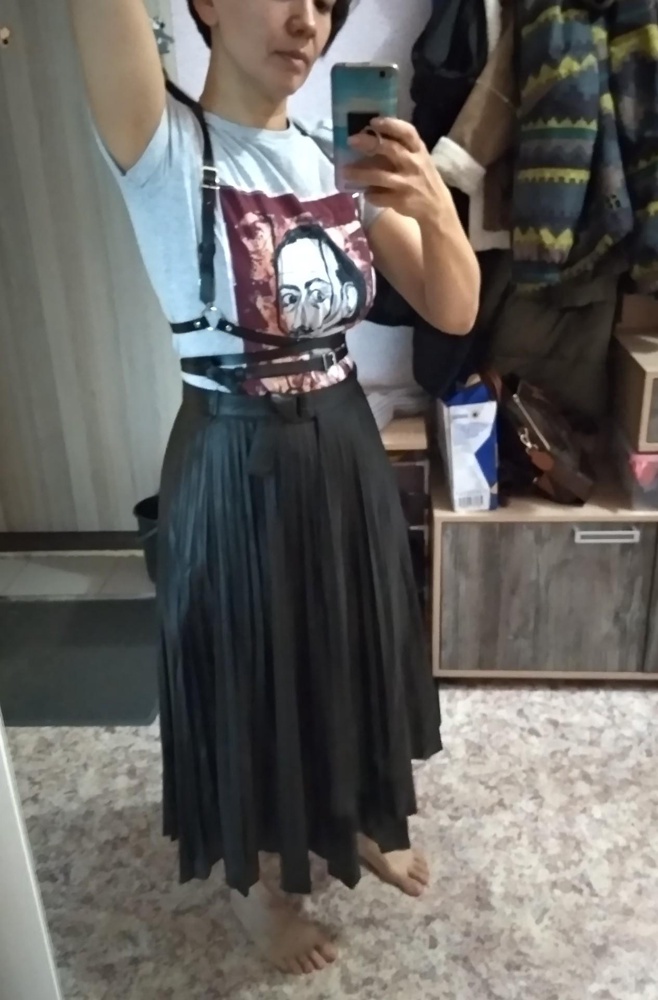 Качественная вещь, хорошо, что из экокожи, т.к. до этого заказывала из натуральной и она сыпалась и оставляла следы на светлой одежде. На мой 44-46 подошла хорошо, можно надевать двумя способами: развернуть назад и смотрится иначе и тоже круто!!