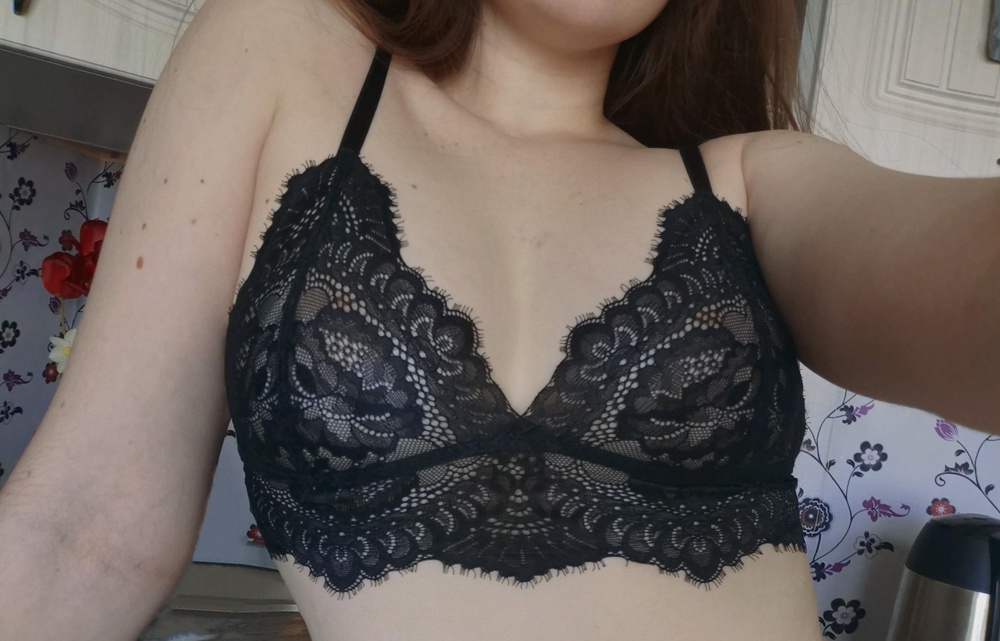 Перезаказывала 1 раз, по размерной сетке не совпадает размер. Взяла меньше по обхвату и чашку побольше. Очень удобный, подойдёт на повседневку:)