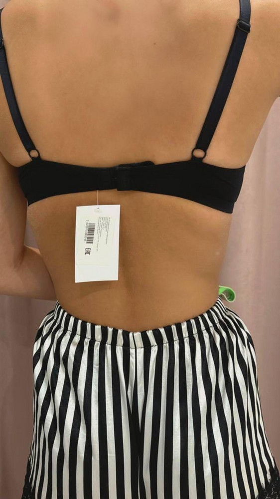 Купила бюст размер 80С, выбирала по размерной сетке, думала не подобрать, а нет подошёл.Все соответствует описанию. У меня под грудью охват 74,5, ОГ 88. Лямки пришлось подтянуть и село отлично! Мне нравиться и мужу тоже 🤣!