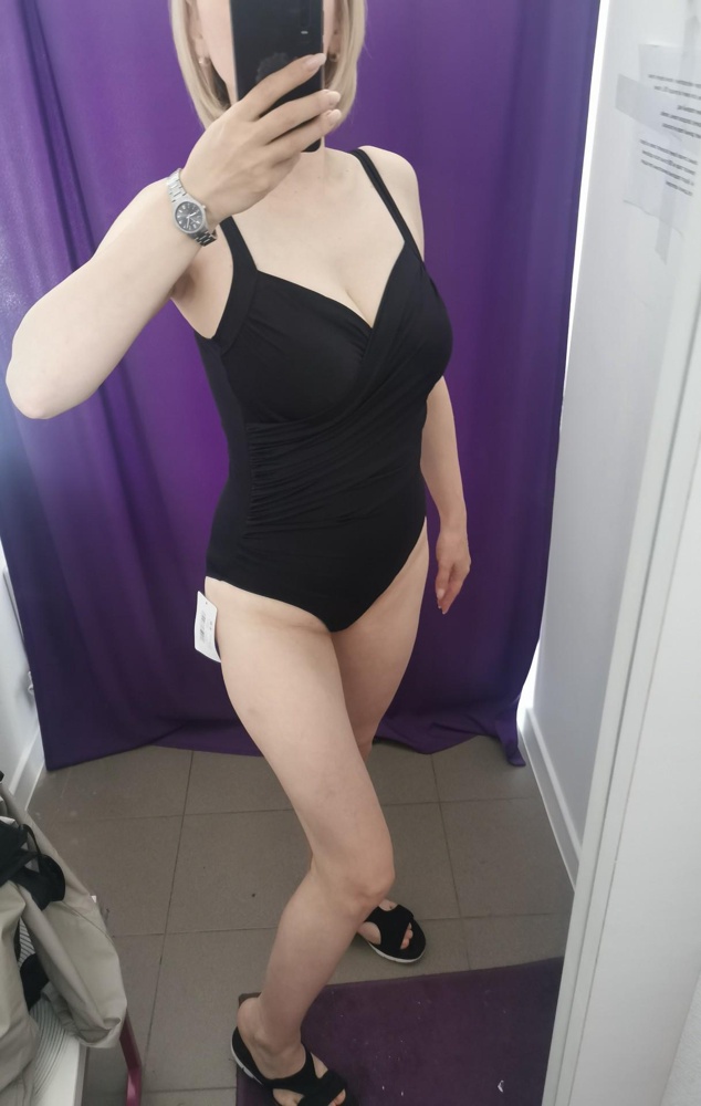 Сел отлично. И правда утягивает, живот конечно не исчезает))) но бока отлично! Материал плотный, внутри сетка, которая позволяет при намокании не гулять ему по телу. Мне очень понравилось, что есть косточки и достаточно удобные чашки в лифе. Лямки регулируются, что позволило отрегулировать ростовку. Кто пишет про цену 1000р. странно конечно, за такие цены уже ничего не купить приличного. Нужно рассчитывать на возможности свои и выбор конечно! Мне понравился, покупкой довольна. Приобрела по рекомендации коллеги.