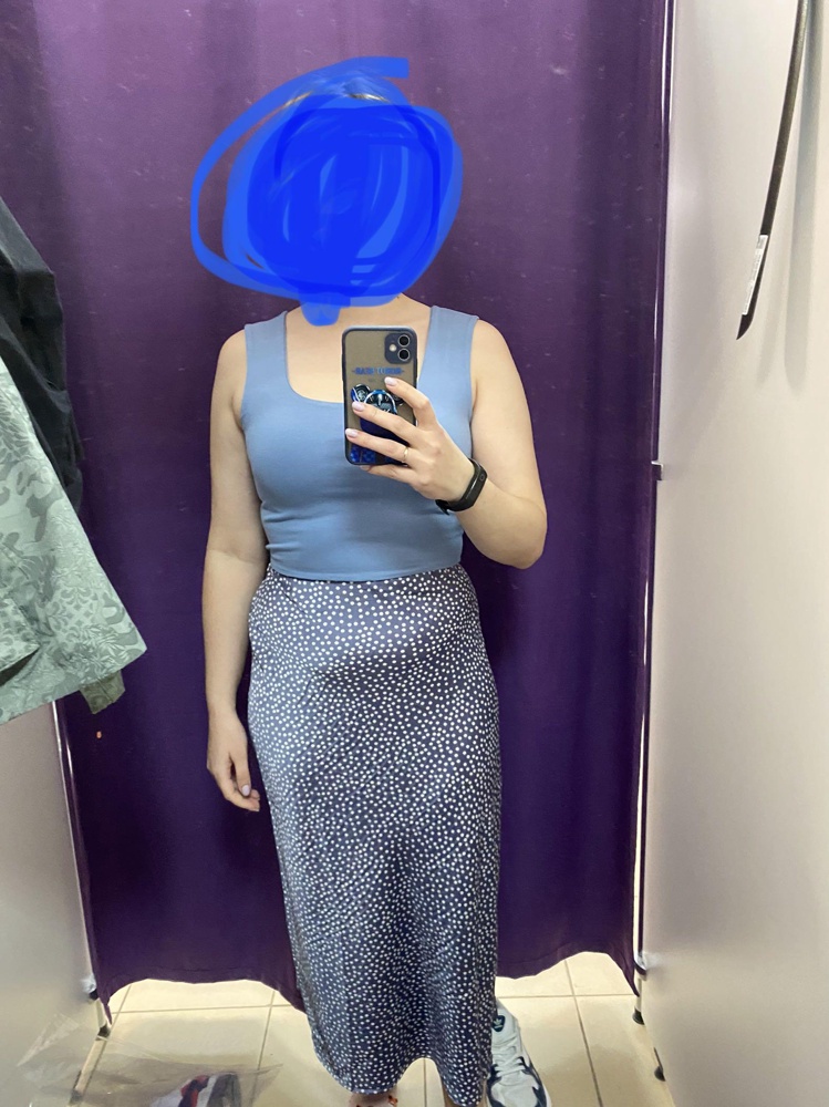 Топ шикарный. Купила в двух цветах, хочу ещё и другие. Двухтканный, плотный материал, можно носить без белья. Фигура неидеальная ни разу, но сидит   прекрасно. Под рубашки и платья с вырезом восторг! Возможно летом и соло буду носить. После стирки ничего не изменилось. Качество на высоте. Обязательно возьму и футболки бренда. 