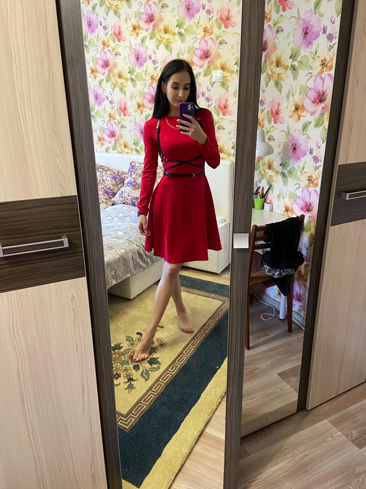 Брала под платье. Безумно довольна. Качество отличное. Пахнет кожей, на сколько реально ли эта кожа не знаю, но вроде кожа, поджигать не пробовала 😅