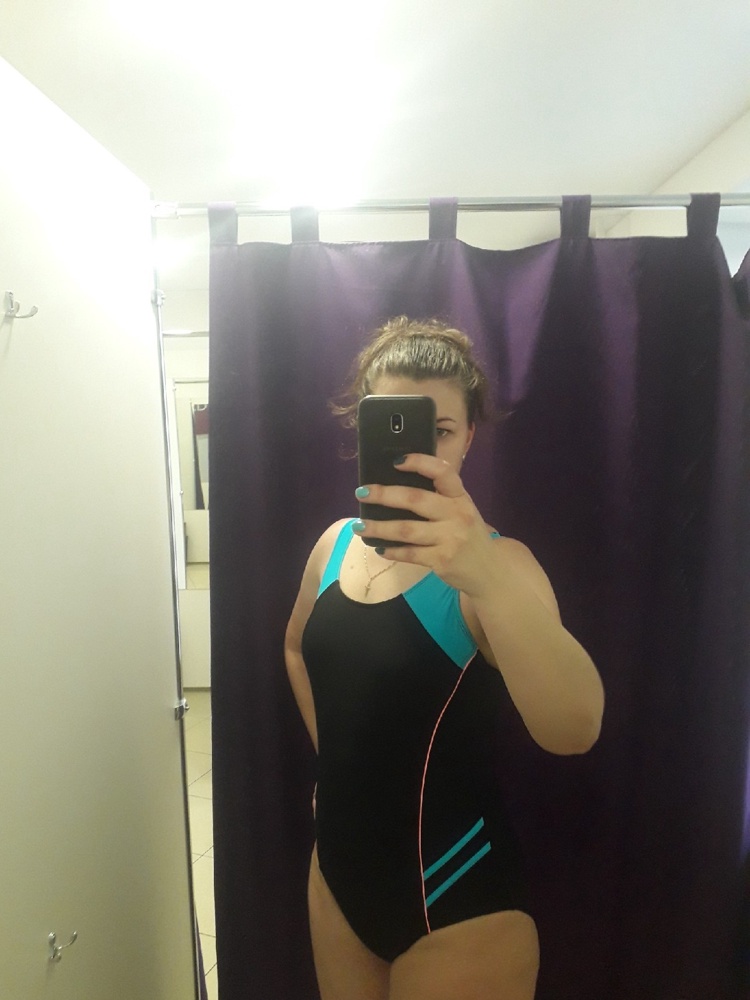 Купальник классный, да еще и за такие деньги. Ткань плотная, тянется хорошо, но на свой рост 175 взяла на размер больше 2ХL, сел отлично. Рекомендую.