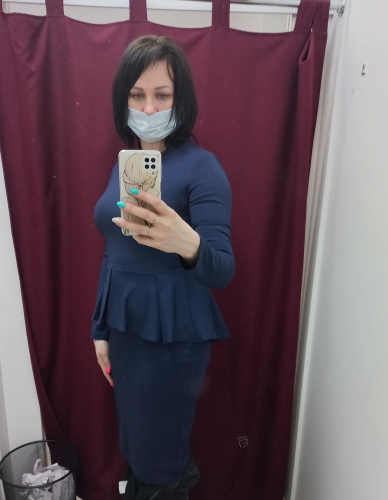 Платье отличное,один в один как на фото, ткань и качество шва хорошие. На рост 170 прикрывает колено, длинна рукова нормальная