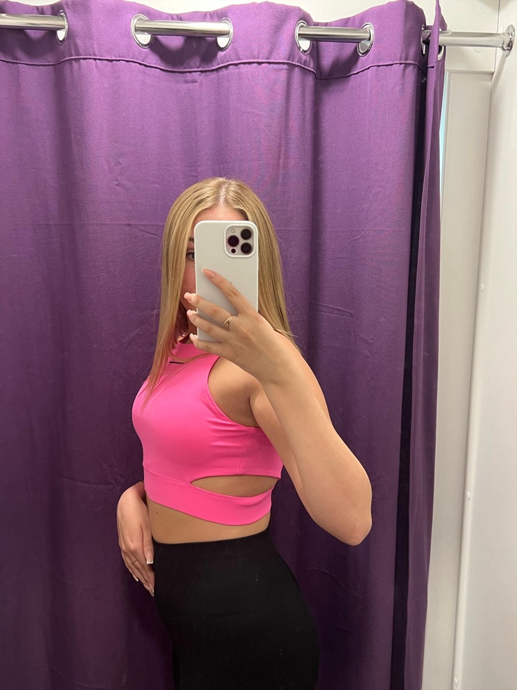 Взяла единственный размер который был Л, обхват груди 90, и на удивление он не оказался большим, и на всякий пожарный взяла М в фиолетовом цвете , в итоге она оказалась впритык. Если не хотите, чтобы кожа торчала на боках - берите на размер больше 