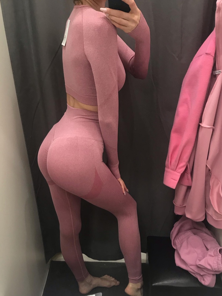 1.Что хочу отметить удобная упаковка на зипке. Для меня это важно,так как я много вещей храню в таких упаковках.2.Приятная ткань очень хорошо тянется. 3. Сам костюм подчеркивает фигуру и попку даже если ее нет. А подчеркнув попу это мотивирует заниматься ещё больше. Вообщем я в восторге от этого потрясающего костюма. Всем рекомендую!