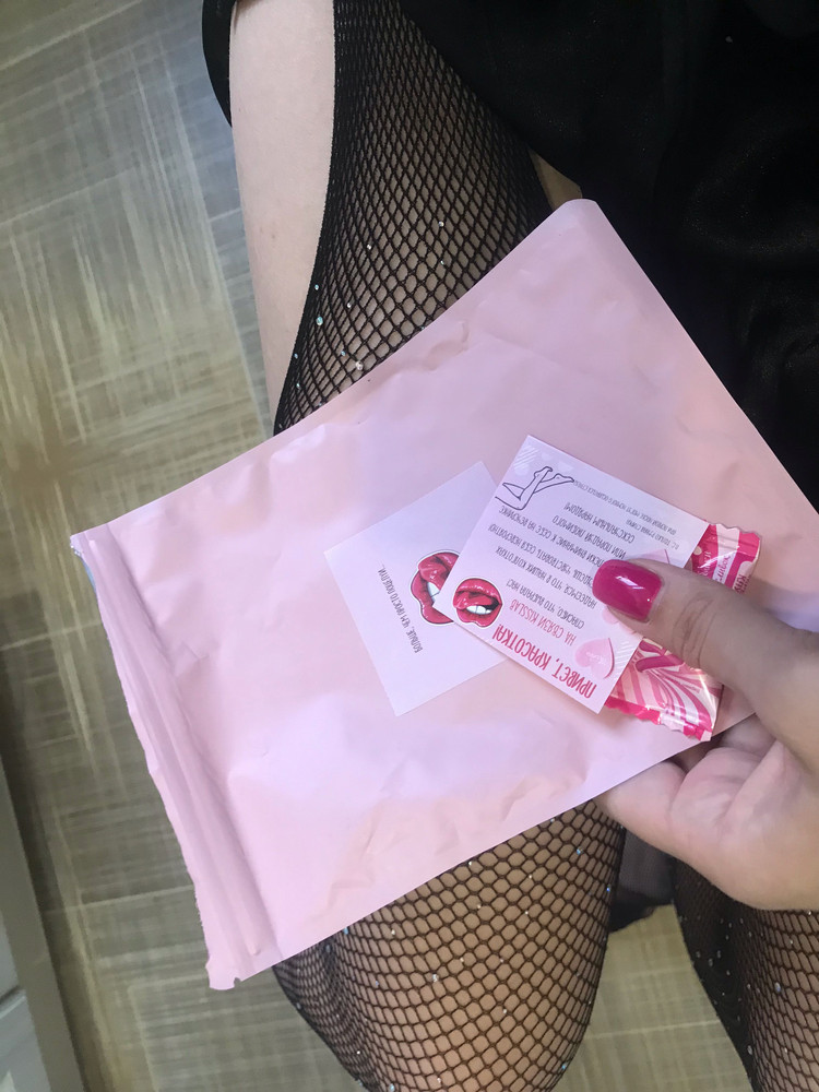 Вот приятно оставлять отзыв. Колготки качественные,да чуть чуть летят стразы,когда надеваешь их,но это не кретично. Отдельное внимание упаковка😻 мелочь,а приятно