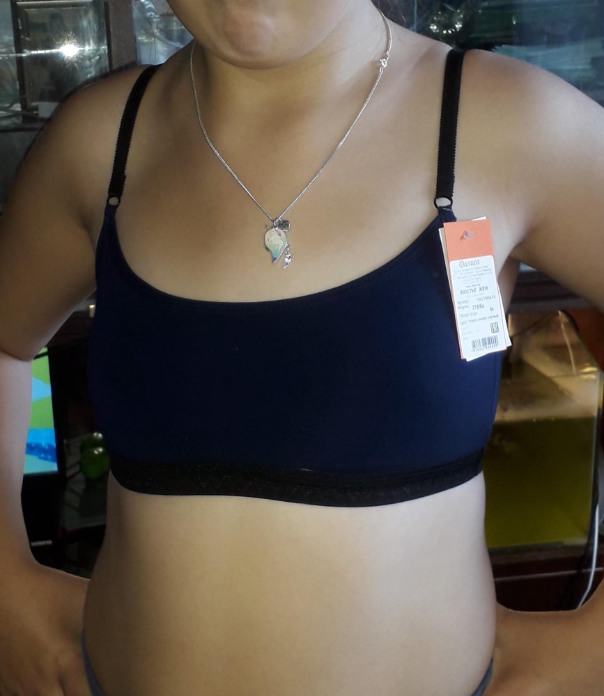 Замечательный топ.Если не худенькие ,то можно размер больше выбрать .На параметры ребёнка  164 рост (84-80-91),в самый раз. Закажу ещё на размер больше.