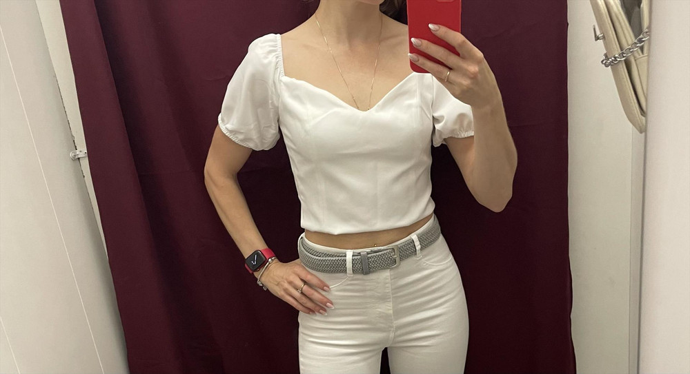 Топчик 👍сел идеально на 42  идёт в размер! Материал плотный , смотрится не дёшево! Цвет насыщенный белый! Швы все четкие ровные! Единственное на плечах не крепко сидят рукава так и хотят съехать вниз. При спущении  рукавов сам топ не съезжает вниз. К покупке рекомендую 