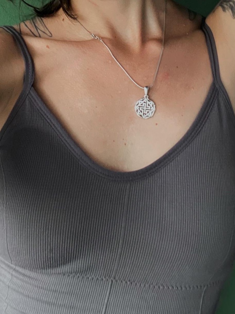 Отличный топ, мой размер S (обхват груди 85) сел просто идеально , ткань плотная, чашки ровные, не просвечивает, не растягивается , качество соответствует ! Буду брать ещё ☺️👌🏻