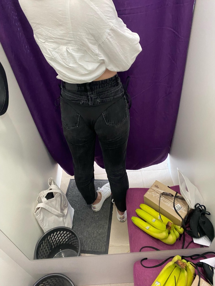 Купальник замечательный,но на не большую грудь ,запаха не приятного нет,очень хорошо сшит,нет ниток торчащих,возврат из-за того,что не понравился верх визуально . Нареканий никаких нет 