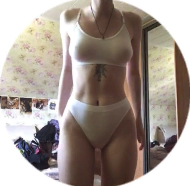 хороший комплект,но лиф просвечивает.