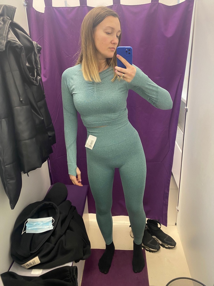 Прекрасный костюм,мой рост 177 взяла м,сел отлично.Очень удобно,рукава не короткие.