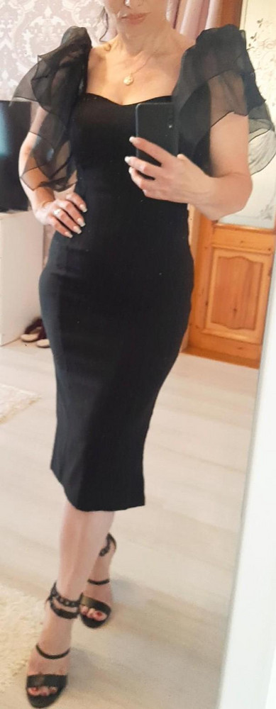 Платье супер,ткань приятная, в меру плотная ,тянется ,швы безупречные.Подклады нет ,поэтому ,комфортно.
Мой размер 46,немного свободно в талии (68 ОТ мой),но по бёдрам зато не обтягивает  недочёты фигуры.Мне очень понравилось,взяла на торжество.