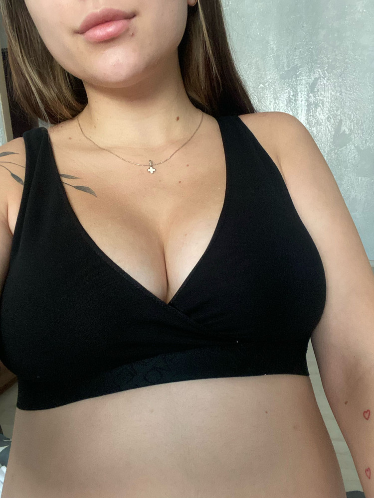 Резинка тугая,качество хорошее и грудь держит