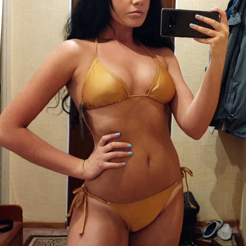 Отличный базовый купальник, ничего лишнего. Искала именно такой цвет, чтобы красиво смотрелся на загорелой коже. Купальник плотный, прошит качественно, размер в размер. Рекомендую :)