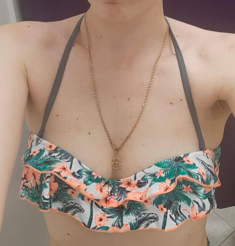 Хороший купальник! Сшит качественно, бюстгальтер - просто находка для тех, кто итак не мог похвастаться большой грудью, а потом ещё и на гв был 😅

Трусики тоже хорошо сидят, не смотря на то, что низкие.

Спасибо!