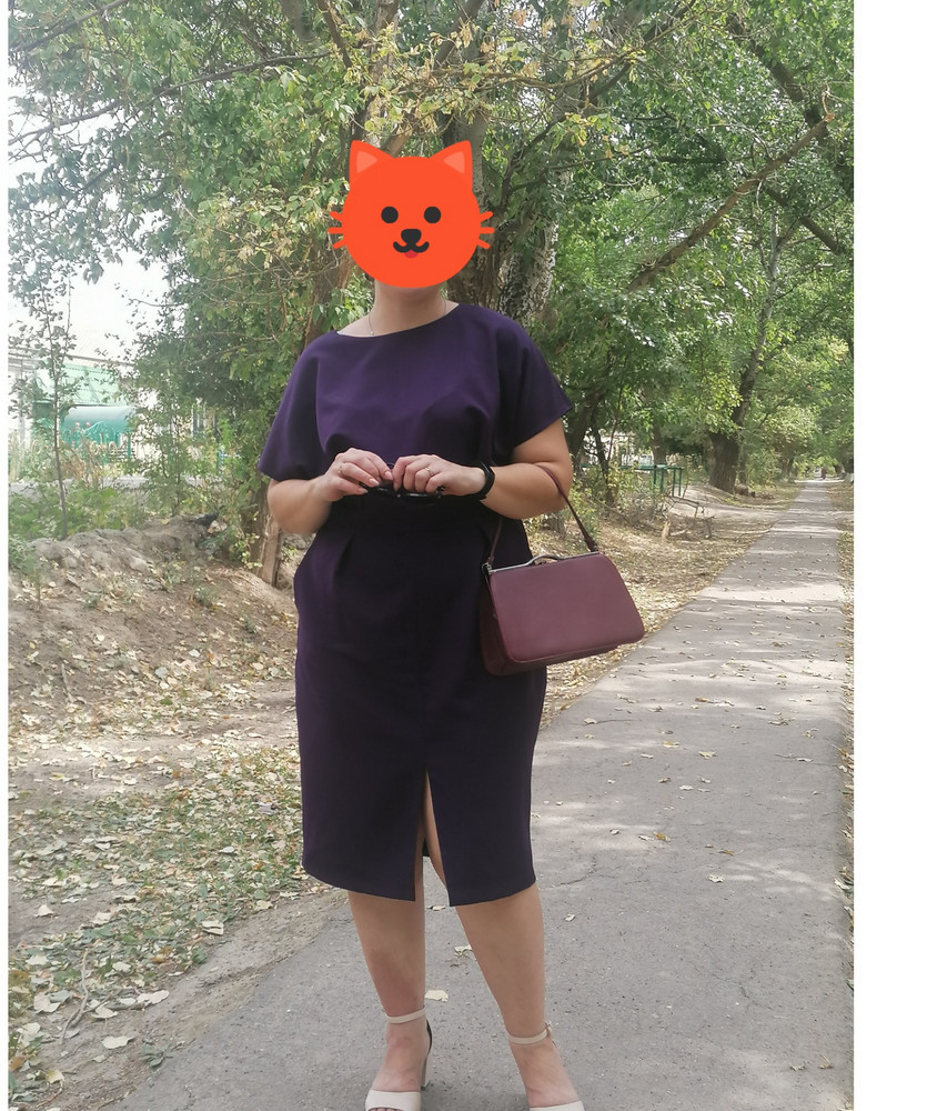 Заказала 2 платья- чёрного и фиолетового цвета. Ткань разная. На фиолетовом плотнее. Размер чуть больше, чем чёрное. Выглядит хорошо, но посидела на лавочке, платье сзади стало шершавым. Ткань не линяет. Мои параметры ОГ 105 см, ОБ 114 см. Великовато. Боялась, что в 54 попа будет чересчур в обтяжку.