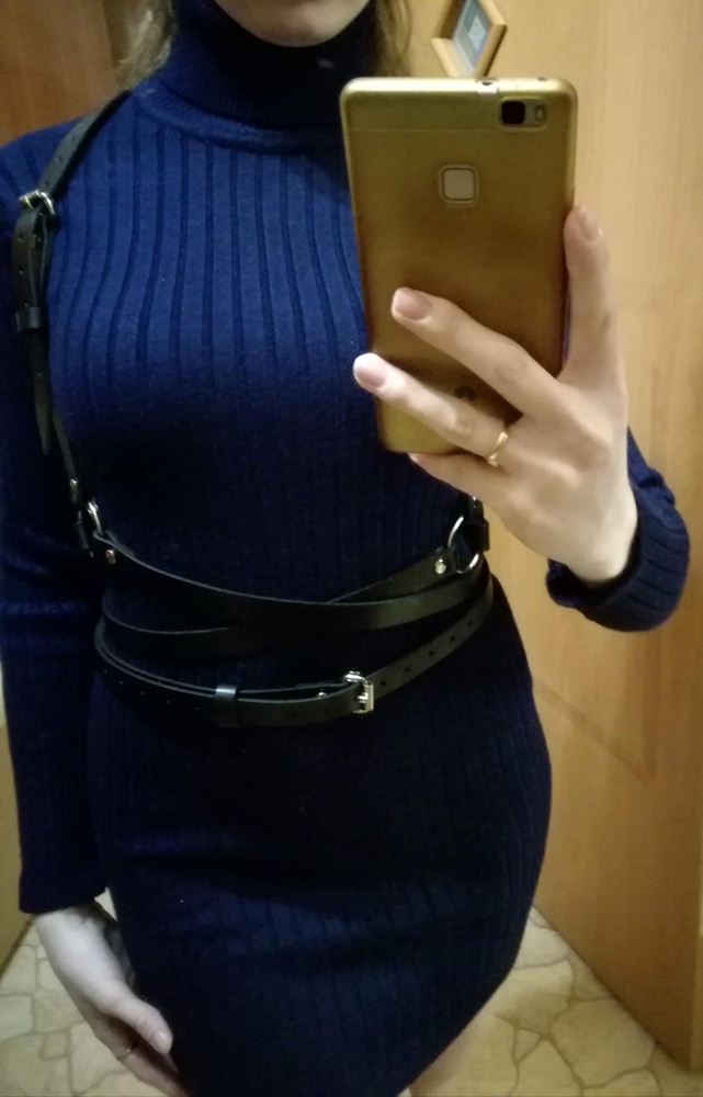 Сказать,что я в восторге,ничего не сказать. Никогда не обращала раньше внимания на данные аксессуары,а тут решила заказать и влюбилась😍 Пояс просто супер дополнение к однотонным вещам. У меня очень много платьев и водолазок,к которым он подойдёт. Дома примерила и на тёплое и на летнее платье,красота. Надо будет потом отрегулировать ремни только под себя. Надевать легко,быстро и просто. Путаться совершенно не в чем. Кожа хорошая,надеюсь за 1700 буду носить долго. Ношу 44 размер,заказала 44-46,мне подошло хорошо по размеру. Очень удобно,что можно регулировать ремни,мне кажется 44-46,даже на 48 может подойти. Я довольна!!😊