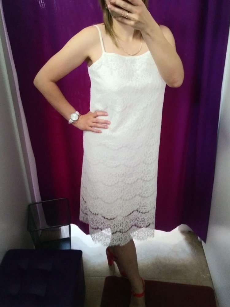 На ОГ97 ОТ78 ОБ97 взяла 46 итальянский размер. Свободное платье прямого покроя. Под анжелику проймы торчат. Если надеть бюстгальтер на бретельках, грудь поднимается и платье садится идеально. Пояс на мой взгляд лишний. Кружево красивое и качественное. Под низ нужно светлое белье. Черное просвечивает.