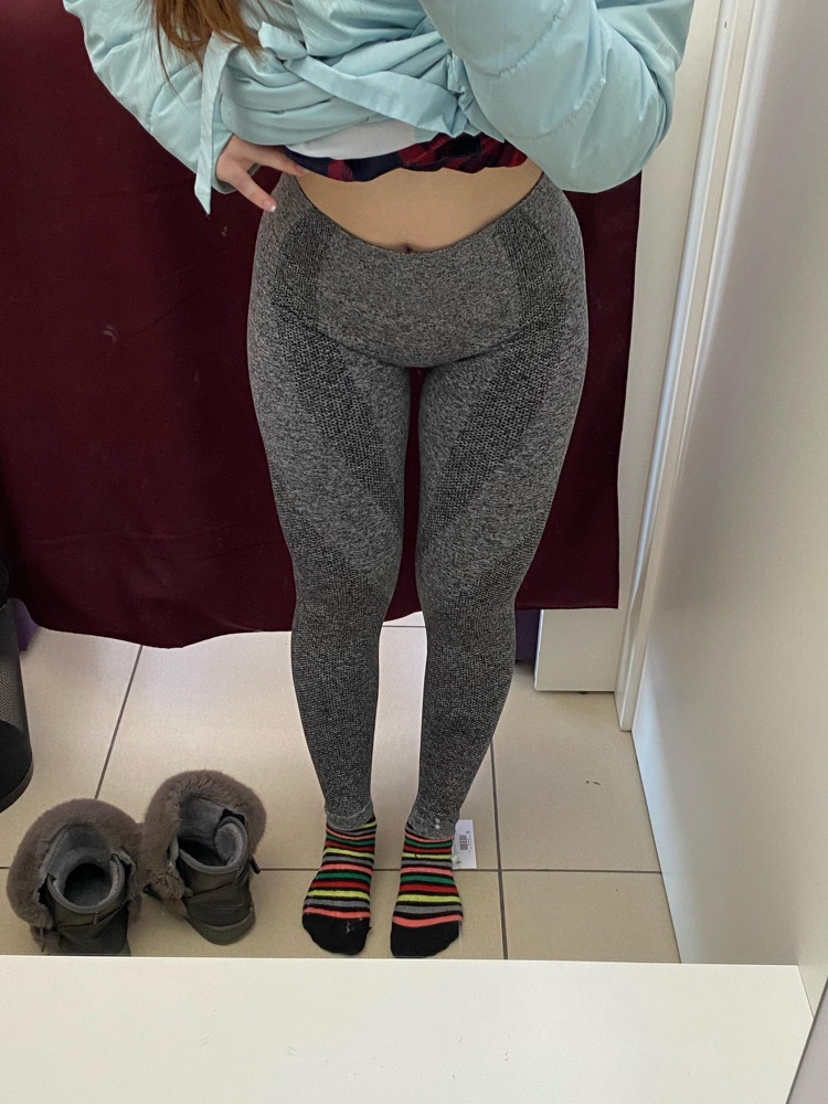 Товар пришёл быстро и без повреждений. На рост 163 размер М самый раз. Кто выше , наверно будут по щиколотку. Цвет совпадает, нитки ни где пока ,что не торчат. В деле ещё не использовала. Идеально облегает, корректирует фигуру, тянется но немного, ткань плотненькая. Пояс прилегает к талии, не торчит. Покупкой довольна, спасибо. 