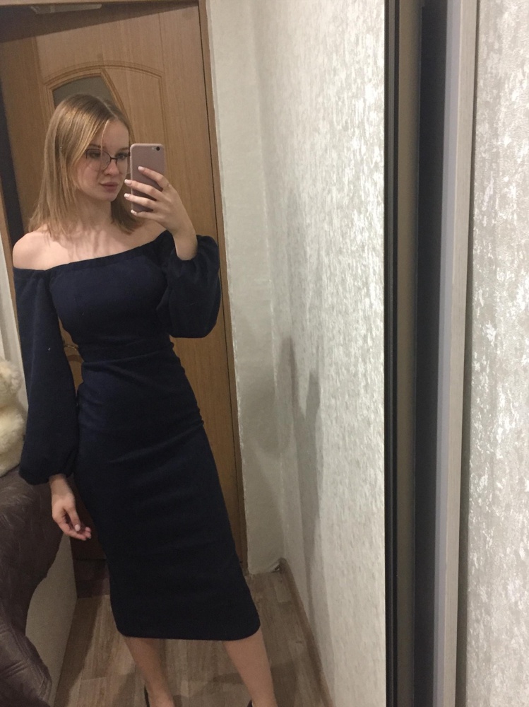 Платье вроде бы красивое, ткань приятная, но за время примерки окрасило всё, что только можно. Маломерит, носить можно только со спущенными плечами, иначе очень сильно давит под руками. Пока не решила оставлять или нет.