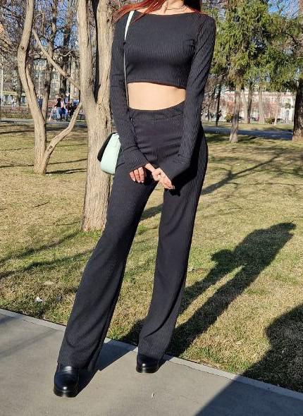 Очень классный костюм. Мягкий, удобный, как пижама. На рост 164, только с (невысоким) каблуком пойдёт. Все швы прошиты, сделано на совесть. Нитки не торчат, выглядит модно и эстетично🥰 Спасибо продавцу!