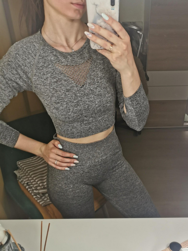 Не плохой костюм. Качество не самое приятное к телу. И тайтсы сзади поле упражнений начинают слегка топорщиться растягиваясь. У кофты для прорезей рукава короткие. Если просунуть большой палец как положено то немного жмёт и ткань от плеч к кисти очень натянута. 
За такую цену костюм очень не плох. Цвет соответствует картинке. Посмотрим как будет после стирки.
Брала на размер больше чтобы легче одевать и нигде не давило. Так и получилось. Размер побольше сел как надо.