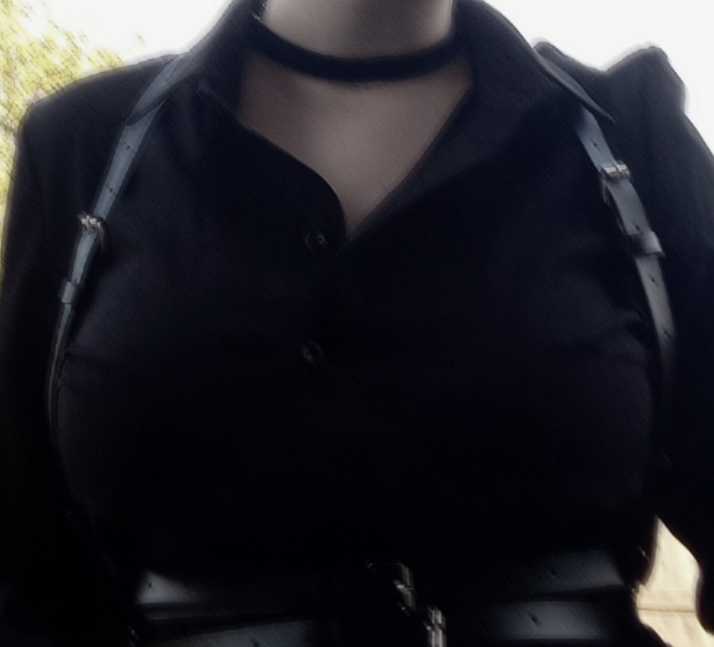 Товар пришел даже раньше. Ремни не натирают(была носка на топе), на рубашке выглядит на столько шикарно, как будто так и должно быть. Ремни крепкие, главное только разобраться где и что должно быть и дальше уже всё прекрасно