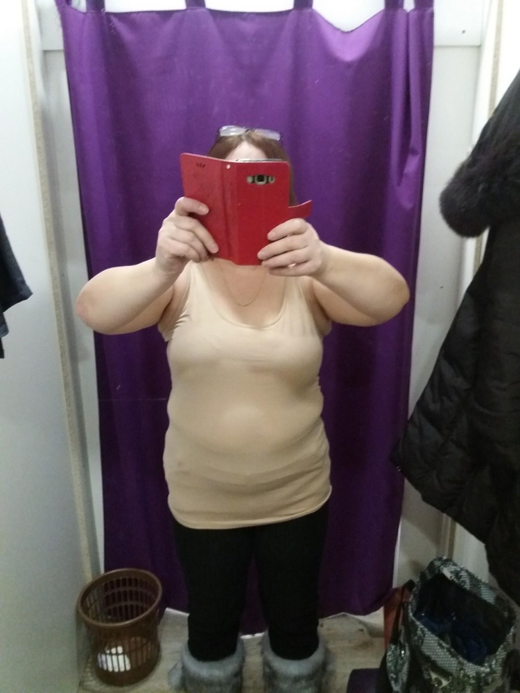 На мои мерки 105-93-104 и рост 159 заказанный разм.XXL оказался МАЛ! Всё обтянуло как гусеницу. На фото видно. Из-за состава 95% хлопка очень мало растяжимости в отличии от вискозы. Этот размер Маломерка, больше подойдет на 48/50. Очень жаль. Размера больше XXL  почему-то не производят! Прошу не снимать % выкупа.