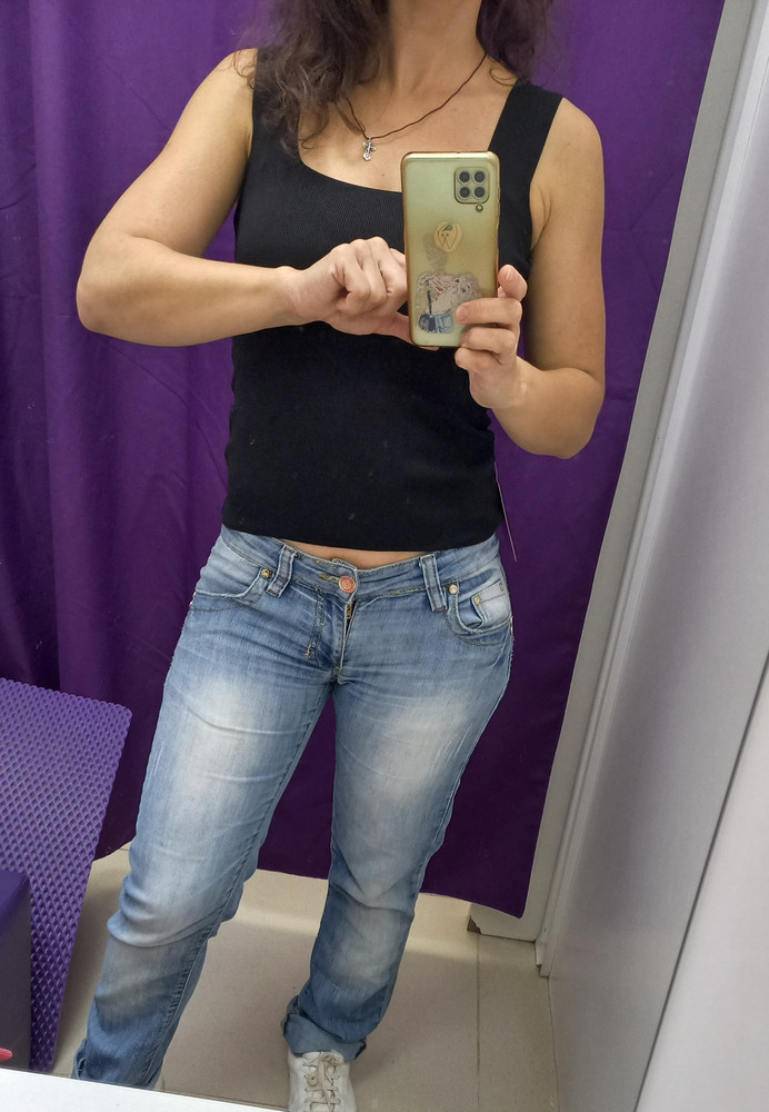 Нормальная майка. Села неплохо, только будет подпрыгивать вверх. Лямки коротковаты, за счёт этого приходится вниз её одёргивать иначе тогда подмышками некомфортно, режет. Может великоват немного, поэтому 🤔 Мои параметры ОГ 90см, ОТ 73см. Взяла, понравился вырез))