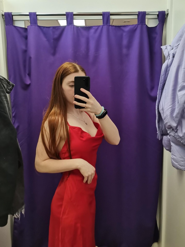 Платье хорошее, но думала что оно будет более обтягивающее в талии, как на первом фото, но не суть можно ушить, и к сожалению какое то бело пятнышко, надеюсь отстирается, если ушить то как на последнем фото будет шикарно смотреться