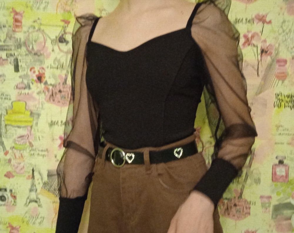 Точь-в-точь как на фото. Размеру соответствует. Очень красивое боди хорошего качества. Рукава не грубые, приятная ткань. В общем моя новая любовь 😍