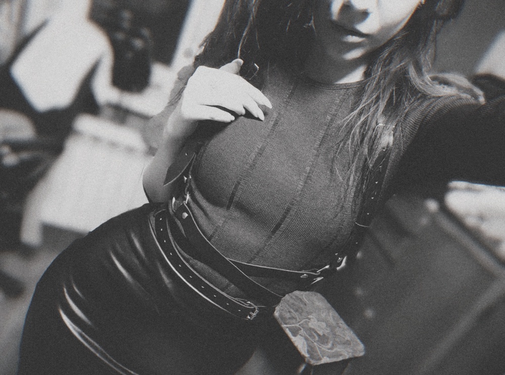 Портупея замечательная!))) 
Ношу XS (40-42), такого размера и взяла, подошло идеально))
Присутствует легкий запах, но это абсолютно не критично) 